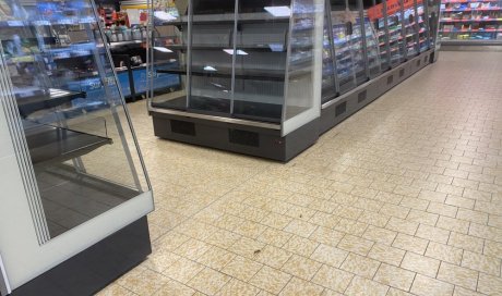 Pose et installation d'une vitrine réfrigérée dans magasin à Riom 