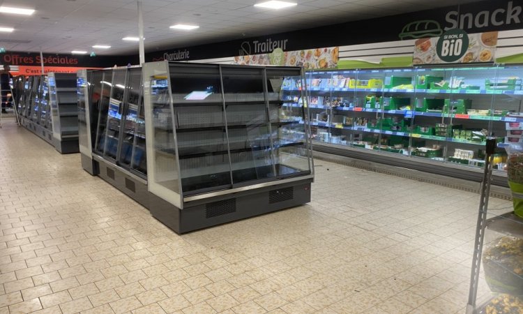 Pose et installation d'une vitrine réfrigérée dans magasin à Riom 