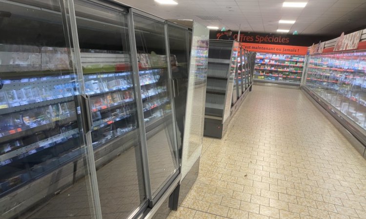 Pose et installation d'une vitrine réfrigérée dans magasin à Riom 